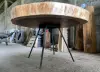 Artikelbild 7 des Artikels “Niedriger Naturholztisch rund aus Suar mit Metallbeinen Spider. 100cm Länge, 98cm Breite, 60cm Höhe, Tischplatte 10cm dick. “
